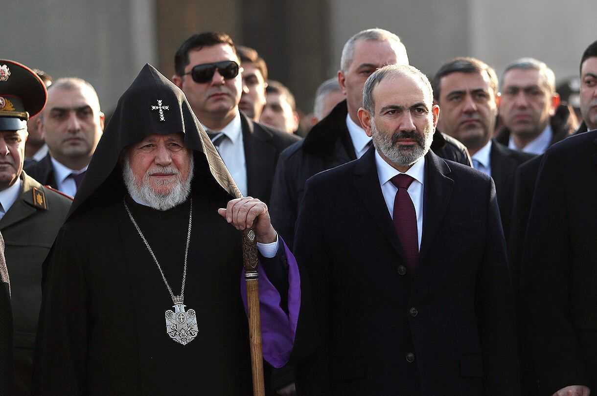 Catholicos Karekin II (left) and Prime Minister Nikol Pashinyan (right). Official photo.