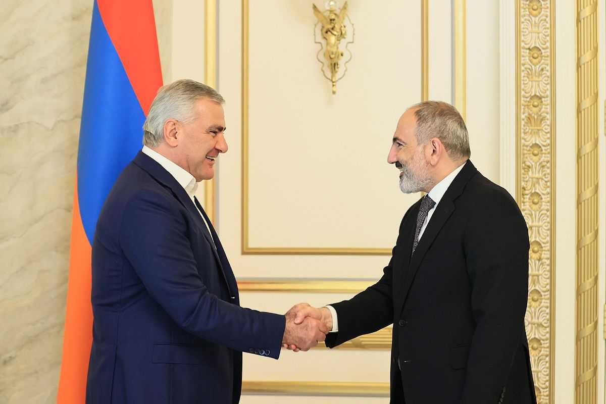 Prime Minister Nikol Pashinyan (right) and now opposition Prime Minister candidate Samvel Karapetyan (left) shaking hands in July 2022, as the two met to discuss the course of investment projects by Karapetyan's Tashir Group. Official photo.