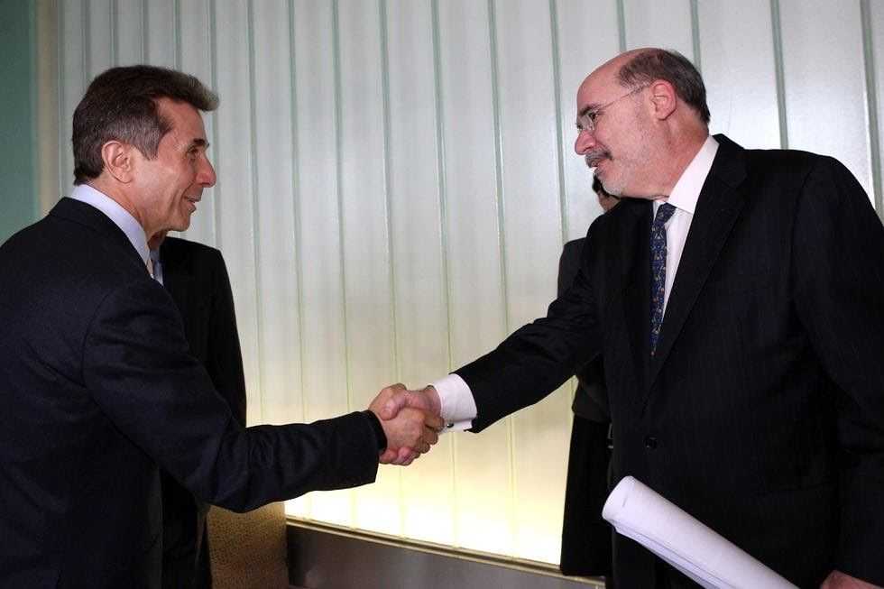 Frontera CEO Steve Nicandros (right) meeting with the founder of Georgian Dream, Bidzina Ivanishvili (left), in 2013. Photo: For.ge.
