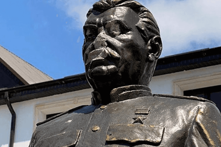 A vandalised monument dedicated to Stalin in Tskhinvali. Photo: Sapa.