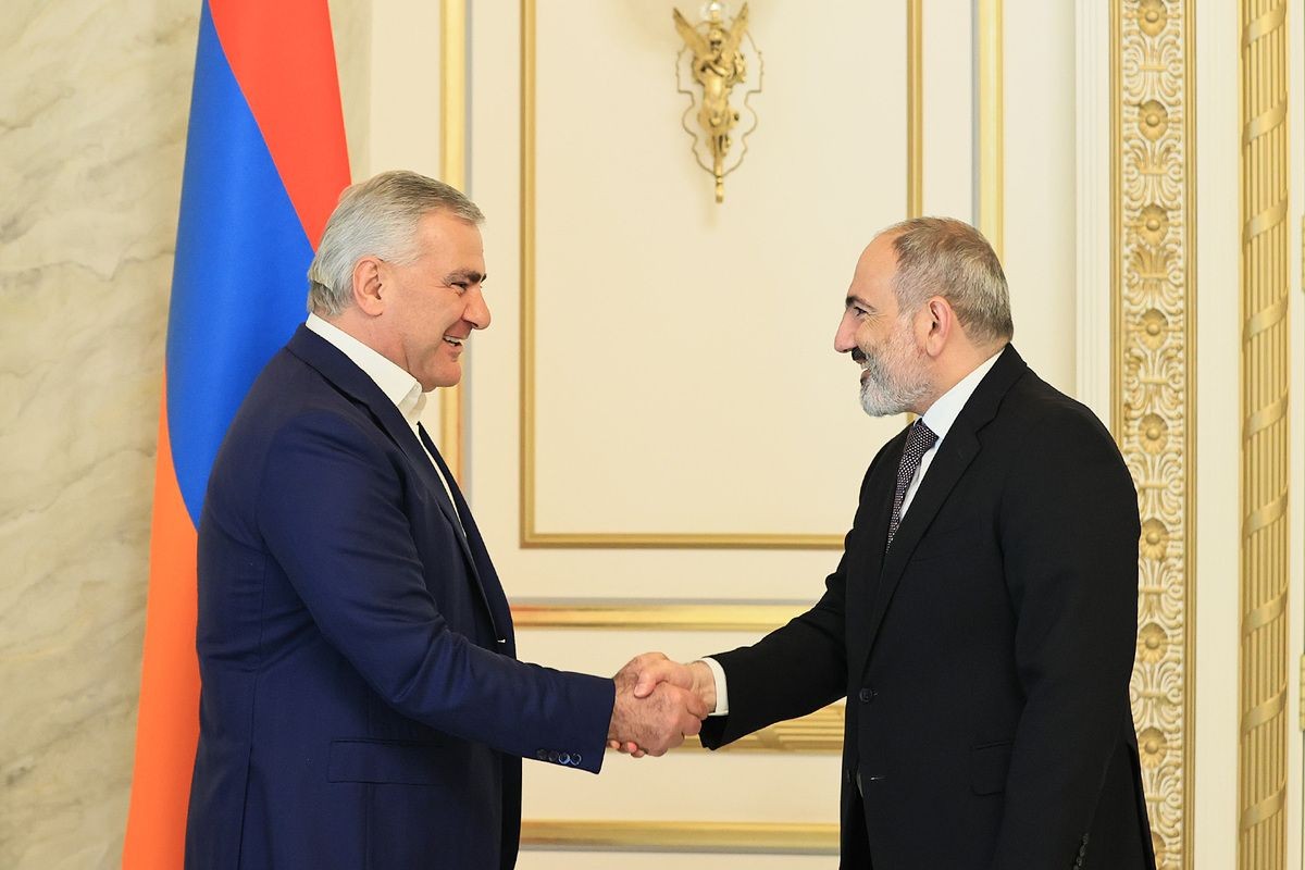 Prime Minister Nikol Pashinyan (right) and Samvel Karapetyan (left) shaking hands in July 2022, as the two met to discuss the course of investment projects by the Tashir Group. Official photo.