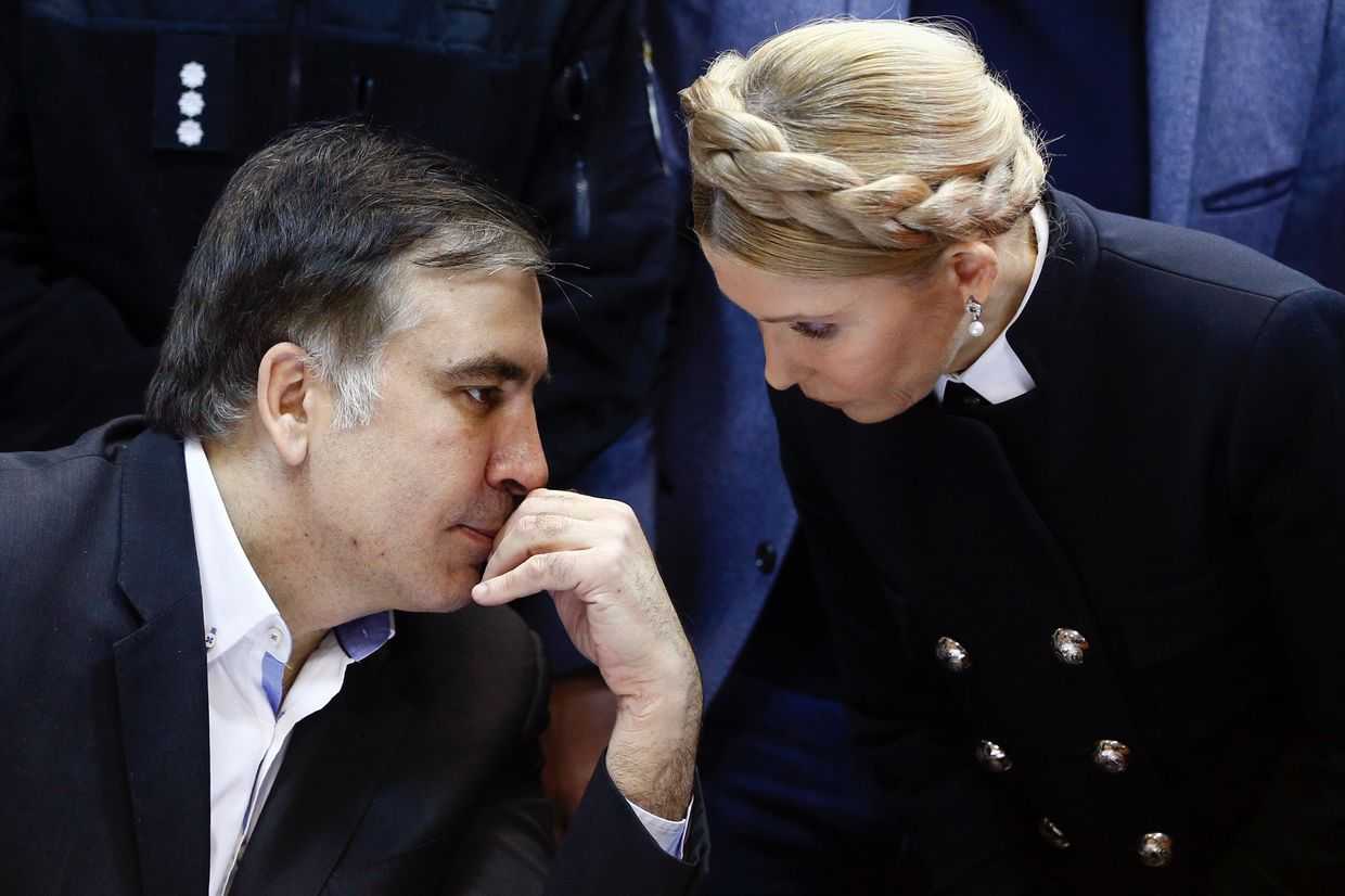 Former Georgian President Mikheil Saakashvili (left) talks with former Ukrainian Prime Minister Yuliia Tymoshenko before hearings in a courtroom in Kyiv, Ukraine in December 2017. Photo: AP/Efrem Lukatsky. 