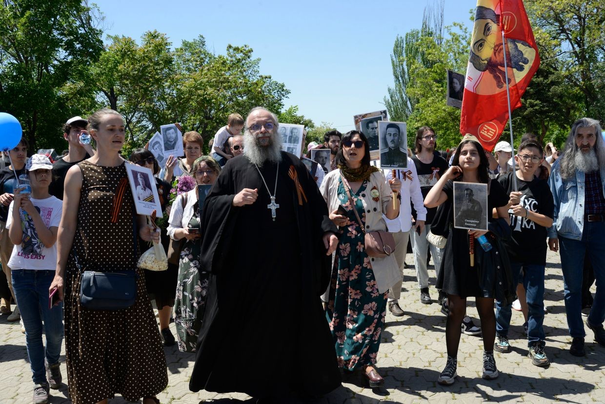 Archpriest Arseny Grigoryants of the Russian Orthodox Church in Armenia leads a procession marking the 80th Anniversary of the end of WWII in Yerevan. Photo: Yerevan-Armenian Diocese of the Russian Orthodox Church.