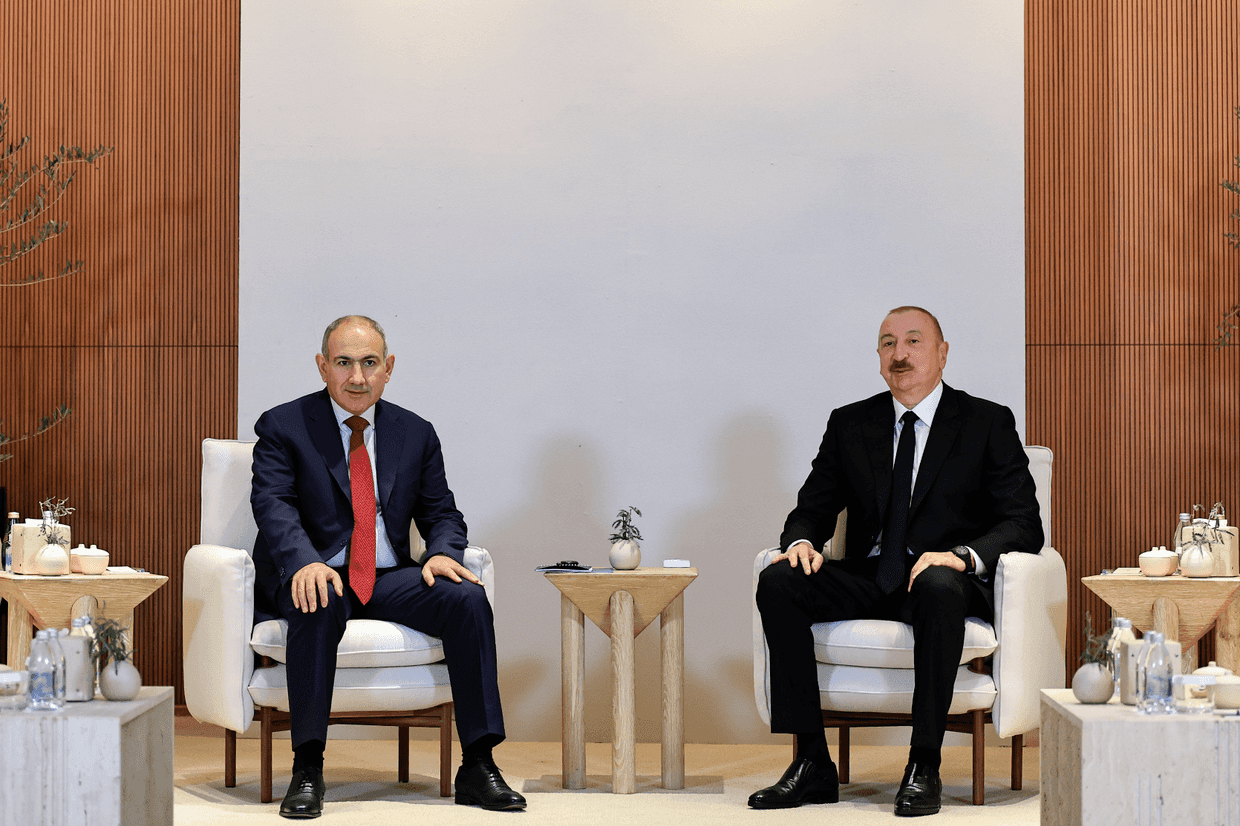 Armenian Prime Minister Nikol Pashinyan (left) and Azerbaijani President Ilham Aliyev (right) held a meeting at Abu Dhabi. Official photo.