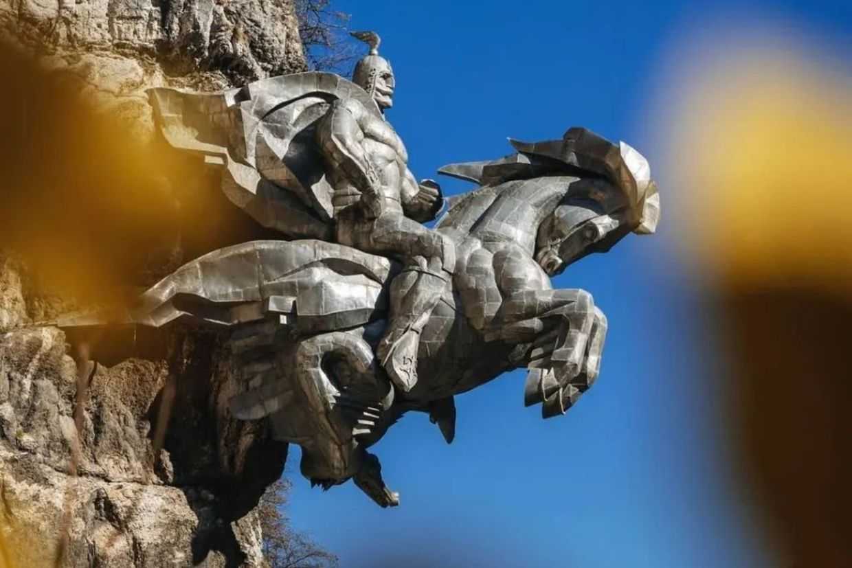 A monument to Uastyrdzhi along the Ossetian Military Road. Photo via social media.